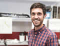 Le responsable de la production Enrique Pineda avec un tube diagonal