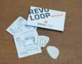 Le kit spartiate Revoloop se compose de trois tampons d'alcool et de trois patchs autocollants. Le pack de Schwalbe contient six rustines, mais pas de pastilles d'alcool.