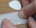 Remove the protective film from the patch - this can be difficult when travelling - and press the patch on firmly and crease-free. Mini creases can still be massaged out. Only pump lightly outside the jacket.