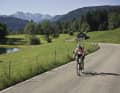 Vue sur les montagnes : Les Alpes de l'Allgäu sont toujours bien visibles sur les circuits de l'Oberallgäu, comme ici près de Bolsterlang.