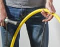 Pump the hose slightly - with a maximum of 0.3 bar outside the casing. If you do not have a pressure gauge to hand, pump it up just enough so that you can get a good grip on the hose; it should not expand. Do not insert into smaller jackets for secondary use!