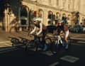 Un nom, deux groupes cibles : Le Rose Shave (à l'avant) est un vélo confortable pour les longues distances, tandis que son dérivé sportif, le Shave FF, est un modèle de compétition.