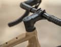 A long wheelbase and relatively flat steering angle increase the riding stability, which should also be helped by the 45 millimetre wide standard Schwalbe tyres.