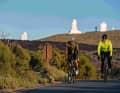 Poste d'écoute et d'observation en altitude : en arrière-plan, les coupoles de l'Observatoire du Teide.