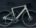 Dans la version haut de gamme testée, le vélo est équipé de SRAM Force AXS et de jantes en carbone.