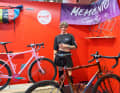 Éliane Trudeau de Memento Cycles entre les deux vélos d'exposition de l'équipe de construction de cadres.