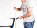 2. mesurez la hauteur de votre selle en mesurant la distance entre le bord supérieur du milieu de la selle et le sol. Pour obtenir des résultats précis, veillez à ce que le vélo soit bien stable sur une surface plane et que le mètre ruban soit dirigé vers le sol.