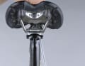 2. screw in the greased bolts alternately so that the saddle frame is held on both sides. Hold the clamping head and saddle in position so that the toothing, if present, can engage with each other.