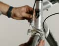 2. hold the outer cover there with one hand and make a wide arc to the front brake. Make sure that the sleeve is not kinked and that the stem is in the highest position, otherwise you will not be able to change the position of the handlebars later without fitting new (longer) cables. Press the brake together and hold the sleeve next to the abutment on the brake arm to determine the final length.
