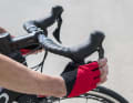 The rubber grips of the new STI levers have a textured surface and are extremely comfortable to grip. The distance between the brake levers and the handlebars is adjustable.