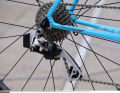 For the steep climbs, however, a large proportion of riders like this one switch to smaller gear ratios with 30 and sometimes even 32 sprockets. However, the SRAM eTAP rear derailleur does not seem to be able to cope with the wider range, which is why it is modified with a longer aluminium cage.
