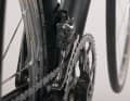 1. shift to the largest sprocket at the rear and to the small chainring at the front. Check the alignment of the outer guide plate to the large chainring. The lower edge of the guide plate should be evenly spaced about two millimetres from the chainring. Note that the teeth of modern chainrings are sometimes shaped differently, which can lead to deceptions. Look at the front derailleur and the chainring from above or behind. The outer guide plate should be parallel to the chainrings.
