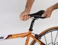 Pédalez à différentes intensités et levez-vous en même temps. Si les bruits s'arrêtent en pédalant, la cause se trouve probablement au niveau de la selle. Arrêtez-vous et saisissez la selle à l'avant et à l'arrière. Essayez de faire pivoter la selle par rapport au cadre dans les deux sens. Poussez également la selle vers le haut à l'avant et vers le bas à l'arrière et inversement.