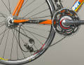 Campagnolo und Shimano setzen genaue Richtlinien für die Position des Gewindeauges, damit die Schaltung präzise funktioniert. Das Maß „L“ muss bei Shimano 24 bzw. 26 mm betragen, das Maß „X“ entsprechend 4 oder 6 mm. Bei Campagnolo: „L“ = 24-28 mm, „X“ = 4-8 mm.