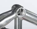 2. if the hole is blocked, for example by too much grease inside, you must remove the cranks and dismantle the bottom bracket. Clean and dry the housing thoroughly. Open the blocked hole and reinsert the bottom bracket with fresh grease.