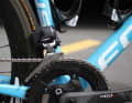 The front derailleur and rear derailleur are wirelessly connected to the shift buttons on the handlebars, so there is no need to lay cables or wires.