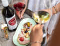 Ein Weinfass als Stehtisch, ein Snack und ein Glas Wein. Genießer sind in Kaltern am richtigen Ort.