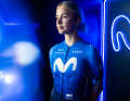 Emma Norsgaard zeigt das Trikot von Movistar für 2024