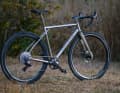 Le vélo de gravel Equilibrium Brutalist se distingue par son cadre sur mesure en titane.