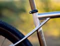 Am Equilibrium Brutalist Titan-Gravelbike ist das Verbindungsstück der Sitzstreben 3D-gedruckt.