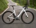 Grâce à son design sobre, le Fastlane ne se révèle être un vélo de course motorisé qu'en y regardant de plus près.