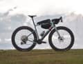 Les sacoches de bikepacking se fixent soit par velcro ...