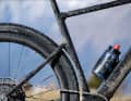 Andererseits reiht sich die Neuheit mit einer üppigen Reifenfreiheit (57 Millimeter) ins Segment der komfortorientierten Bikepacking-Räder ein.