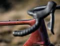 Des points de fixation pour les sacoches se trouvent sur le tube supérieur et les fourreaux de fourche.