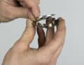 5. Zweite Möglichkeit: Lassen Sie die Shimano-Ritzel 12,13 und 14 aus und schließen Sie den Kranz mit dem 14er und 13er von Marchisio ab. Stecken Sie das 14er auf den Freilaufkörper und dann das zweiteilige 13er-Abschlussritzel: Zuerst kommt der dünne Metallring über die Zacken des in diesem Bereich gefetteten Ritzels, dann schieben Sie Ritzel und Ring auf den Körper. Verdrehen Sie das Ritzel leicht, bis es einrastet.