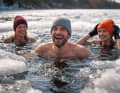 La médecine ne peut pas vraiment prouver que les bains glacés sont bons pour la santé. Incontestablement, les bains de glace endurcissent, renforcent le psychisme et favorisent le sentiment de communauté lorsqu'on se baigne ensemble dans l'eau glacée.