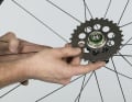 1. Demontieren Sie das alte Ritzelpaket, reinigen Sie den Freilauf und fetten Sie ihn leicht ein. Stecken Sie ein 30er-Marchisio-Ritzel aus der Zehnfach-Serie für Shimano auf den Freilaufkörper. Das asymmetrische Profil gibt die Montagerichtung vor.