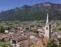 A l'ouest, la crête de Mendel se dresse au-dessus de Caldaro. La route menant au col de Mendel, qui n'est pas sur la photo, monte un peu plus loin sur la droite.