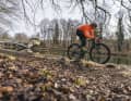 Le Factor Aluto se positionne comme un gravel bike sportif avec des éléments d'aventure.