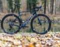 Unser Testrad mit SRAM Force XPLR und Carbonfelgen der Eigenmarke Black Inc. kostet stolze 7199 Euro