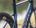Les haubans pourraient provenir d'un vélo de route aérodynamique