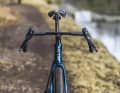 Pneus larges, cadre fin : L'Aluto souligne sa vocation sportive par son design aéro.