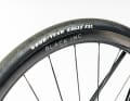 Les roues à rayons en carbone ont également leur part de responsabilité dans le fait que le Factor soit considéré comme un poids plume.