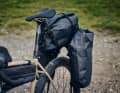 Eine leichte Gepäckträgerkonstruktion nimmt die Fahrradtaschen von Tailfin auf.