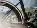 À cela s'ajoute un concept géométrique progressif : un angle d'assise relativement raide est censé placer le cycliste dans une position plus moderne