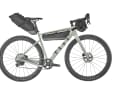 Pour la fixation des sacoches de bikepacking de Fara Cycling, on utilise des aimants Fidlock. Ainsi, la sacoche de cadre n'a pas besoin de sangles.
