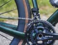 Le cadre emprunte des éléments formels au modèle routier, notamment le tube de selle effilé vers le bas.