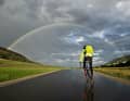 Himmelszeichen: Am ersten Reisetag schlüpfen wir unter dem Regenbogen in eine unbekannte Welt