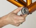 3. placez d'abord l'unité de palier droite avec précaution, tournez dans le sens inverse des aiguilles d'une montre. Les pas de vis de la coque et du boîtier doivent s'engager, la coque ne doit pas être inclinée. Si vous n'y parvenez pas immédiatement, tournez doucement la coque dans le sens inverse du filetage jusqu'à ce qu'elle s'enclenche légèrement. Le filetage est alors bien positionné. Vissez l'unité de palier à la main. Cela doit se faire sans forcer, sinon la préparation n'était pas assez bonne.