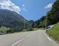 Le bord de la route est parsemé de bannières et autres décorations comme ici : Ballons de baudruche