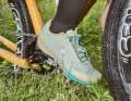 La chaussure de cyclisme est dotée d'un matériau extérieur doux et respirant...