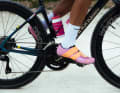 Fizik präsentiert mit dem Vento Powerstrap Aeroweave X einen ultraleichten Offroad-Rennschuh für anspruchsvolle XC-Strecken und schnelle Gravel-Rennen