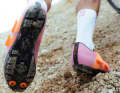 Pour plus de polyvalence et de performance sur le terrain, la semelle en carbone est dotée de crampons généreux et d'un revêtement en caoutchouc sur toute la surface, y compris au niveau du métatarse.