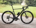The new version of the competition racing bike is said to be 6.6 watts faster than its predecessor at 45 km/h. The Stuttgart-based bike manufacturer used the GST wind tunnel for the aero measurement, in which TOUR also measures the test bikes.