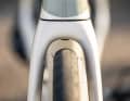 The new Focus aims to score points with its comfort concept. Nominally, it rolls on 32 millimetre tyres, but up to 35 millimetre wide tyres fit through the fork and frame.