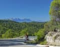 Grandiose Kulisse: Der gezackte Kamm des Montserrat-Gebirges begleitet die Fahrt durch den Naturpark.
